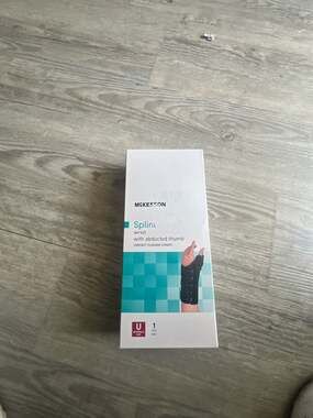 McKesson Wrist Splint with Abducted Thumb, Universal Size